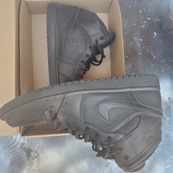 Jordan Retro 1 all black. - Picture 3 of 5